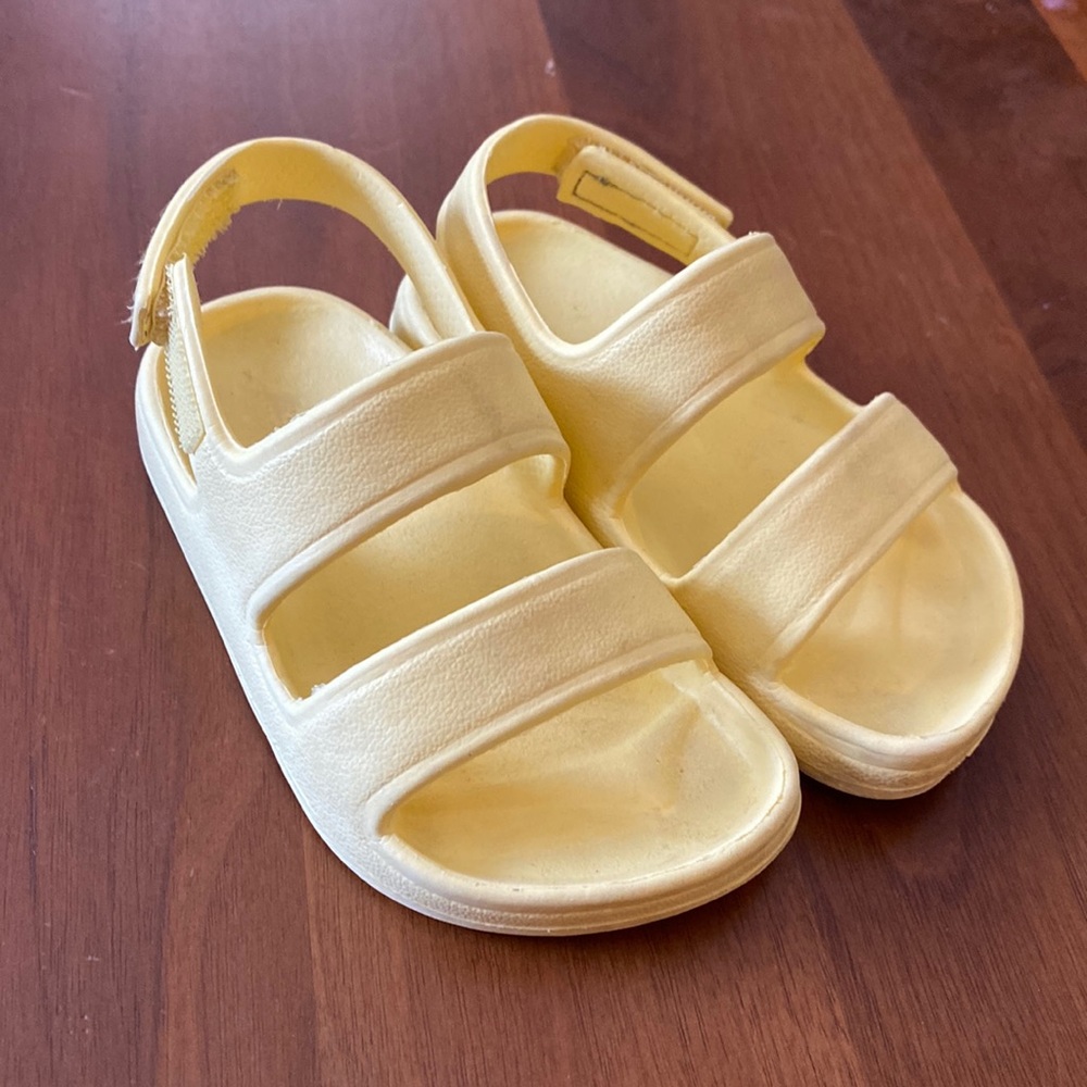 Pale yellow sandals size 5 TODDLERS